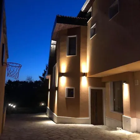 Modern With Garden In Evksinograd, By Flat Manаger Warna